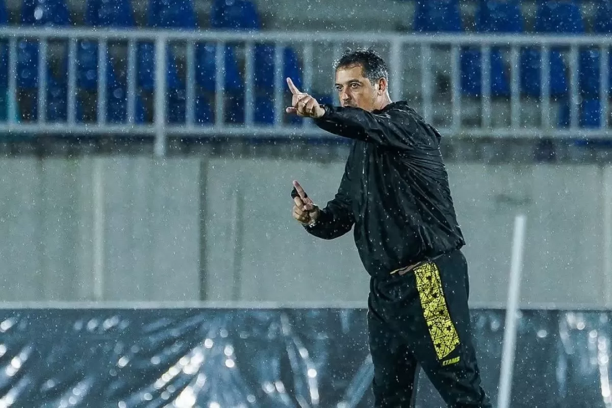 Pelatih Arema FC Marcos Santos berikan pengarahan ke pemainnya (@aremafcofficial)