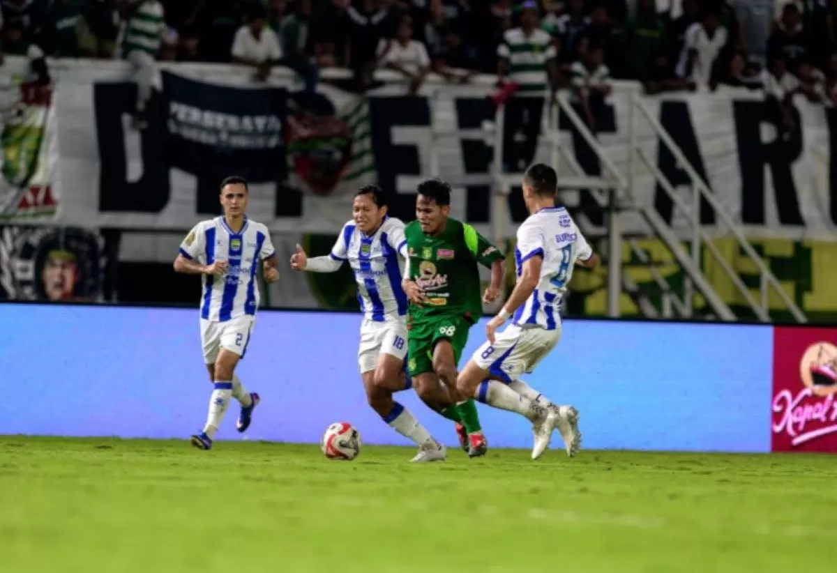 Tony Firmansyah (jersey hijau) tampil impresif sebagai winger dan sumbang assist bagi Persebaya (Persebaya)