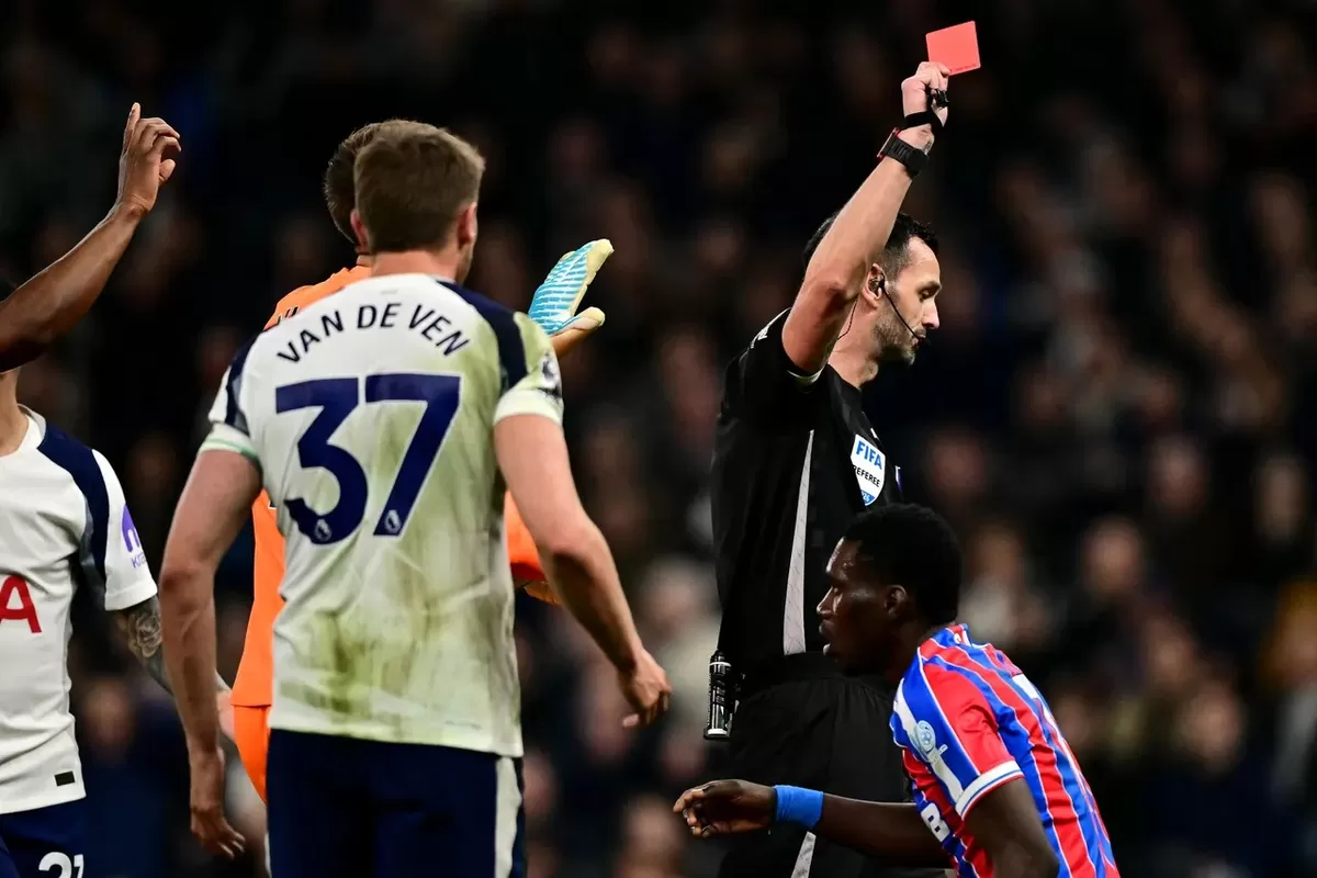 Kartu merah untuk Van de Ven usai jatuhkan Ismaila Sarr di laga Tottenham Hotspur vs Crystal Palace pekan ke-28 Liga Primer 2025/26 (Crystal Palace FC)