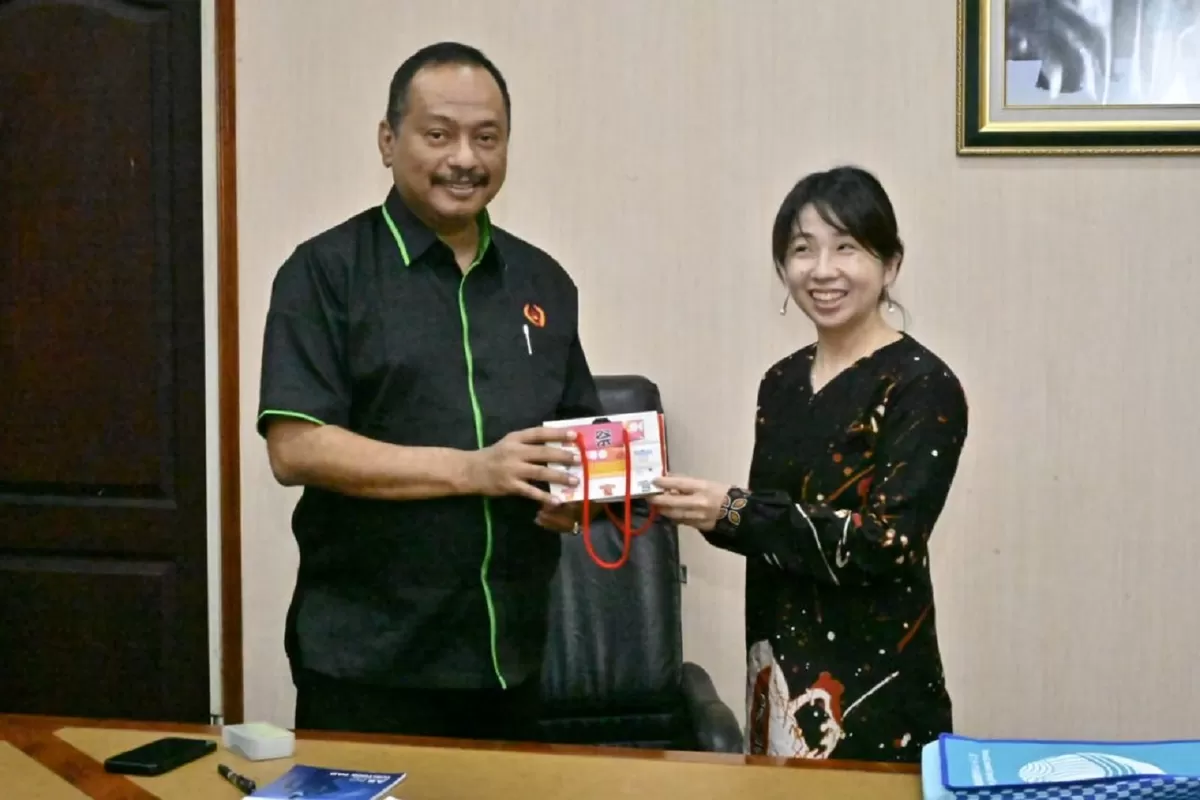 Ketua Umum KONI Jawa Timur, Muhammad Nabil, dan Konjen Jepang di Surabaya, Kaori Morohira bertemu di Kantor KONI Jatim, Kamis (5/3/2026).