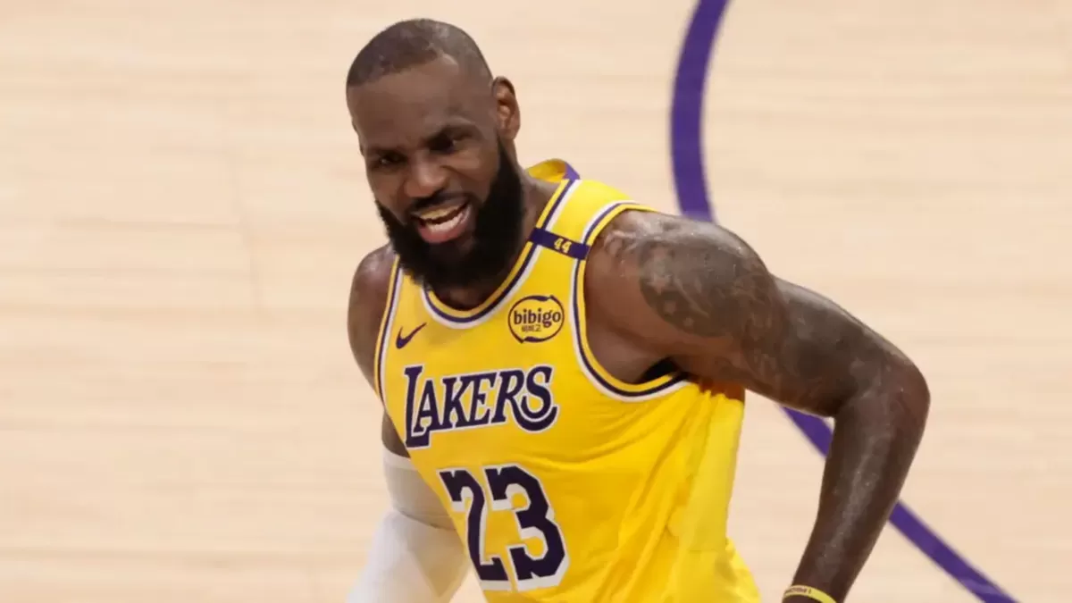 Bintang Los Angeles Lakers, LeBron James catatan rekor tembakan lapangan terbanyak di sepanjang musim NBA.  (nbcnews)