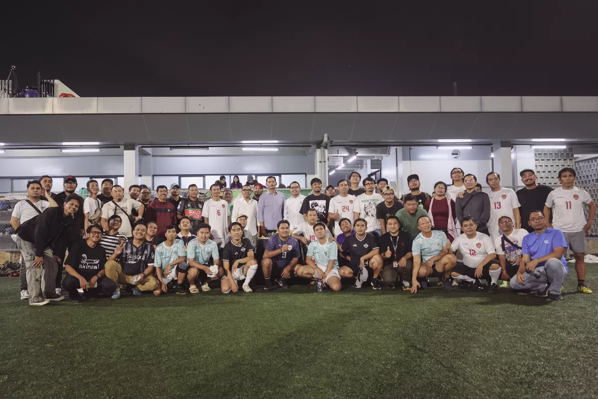 PSSI Pers melakukan bukber dan main sepak bola di Lapangan C Senayan. (PSSI Pers)