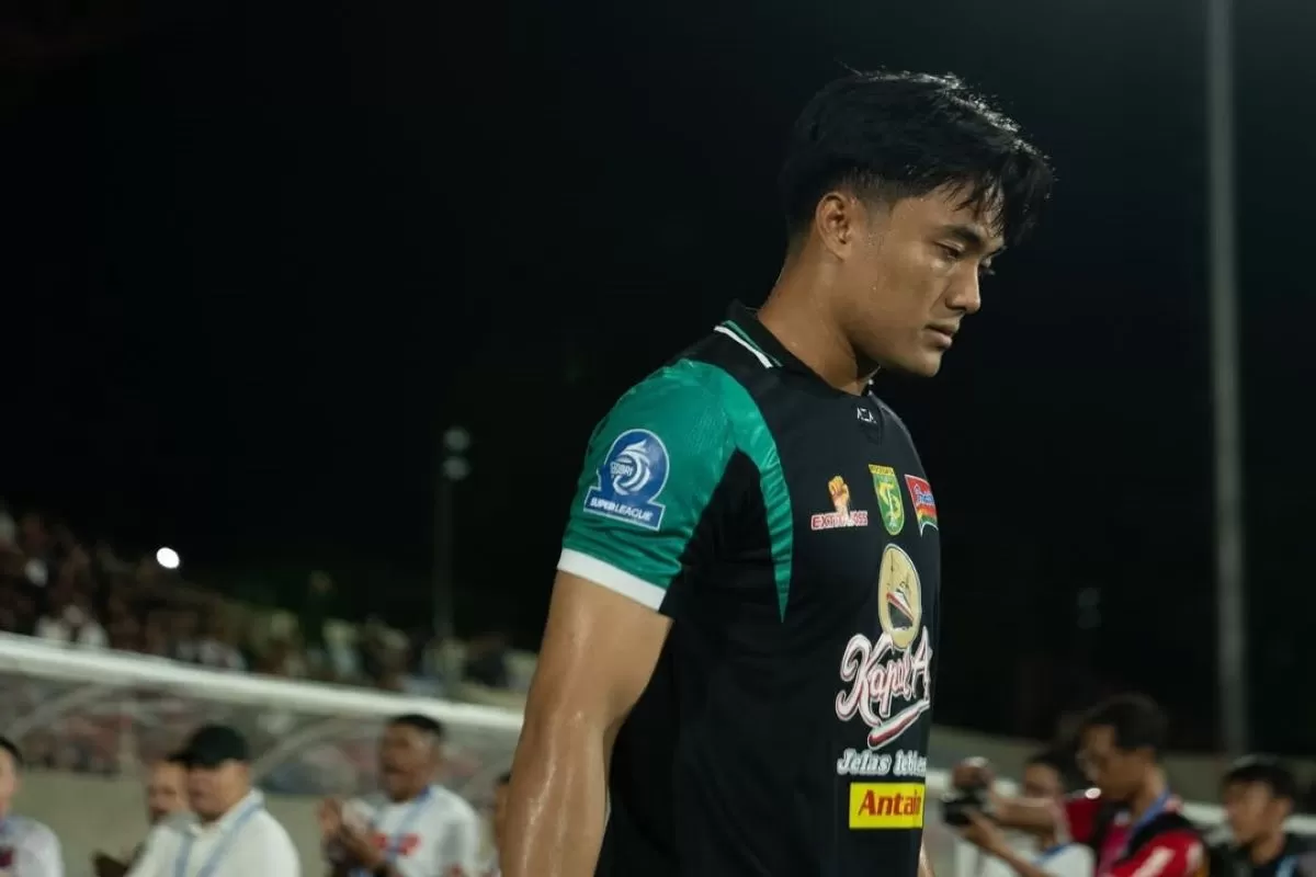 Ernando Ari jalani 100 penampilan menjaga gawang Persebaya (@officialpersebaya)