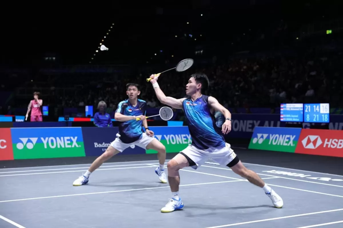 Ganda putra Indonesia, Raymond Indra/Nikolaus Joaquin, menjadi penyelamat Merah Putih pada babak perempat final All England 2026. Beri kejutan dengan singkirkan unggulan tiga asal China. (PBSI)