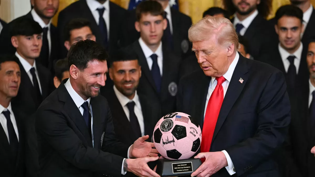 Presiden Amerika Serikat Donald Trump menyambut kedatangan Lionel Messi bersama skuad Inter Miami CF dalam sebuah acara di Gedung Putih pada Kamis, 6 Maret 2026 waktu setempat.  (sports illustrated)