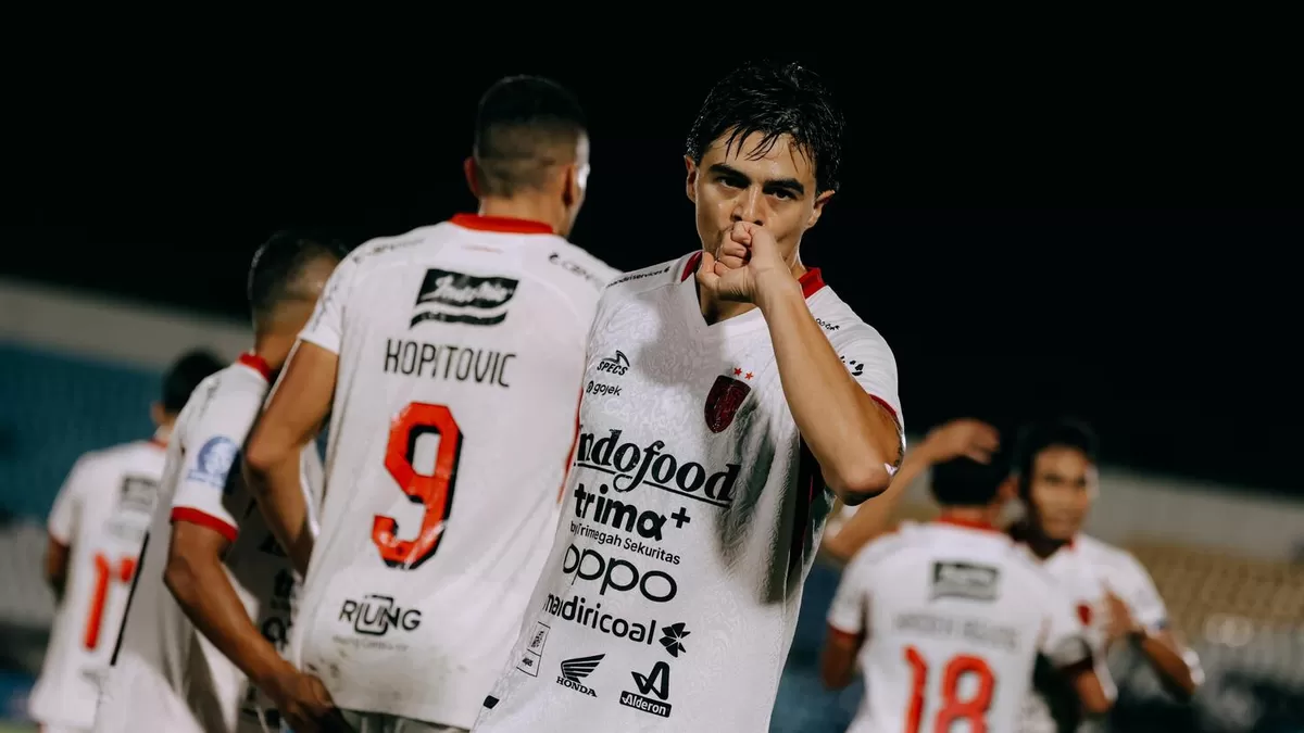 Pemain Dewa United melakukan selebrasi atas kemenangan 7 gol ke gawang Arema FC, Jumat malam, 6 Maret 2026. (Bali United)