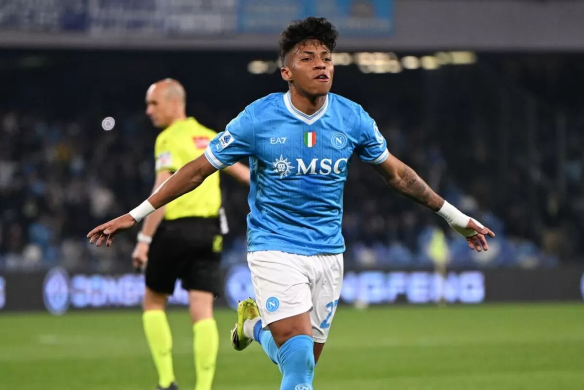 Alisson Santos dari SSC Napoli merayakan setelah mencetak gol pertama timnya dalam pertandingan Serie A antara SSC Napoli dan Torino FC di Stadio Diego Armando Maradona pada 6 Maret 2026. (Sportillustrated)
