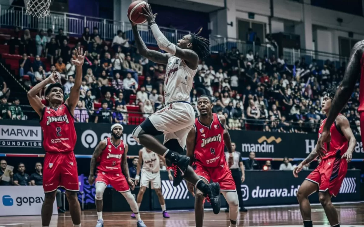 Pemain asing Pelita Jaya, Amorie Archibald saa melakukan layup di laga melawan Hangtuah Jakarta, Sabtu, 7 Maret 2026. (IBL Indonesia)