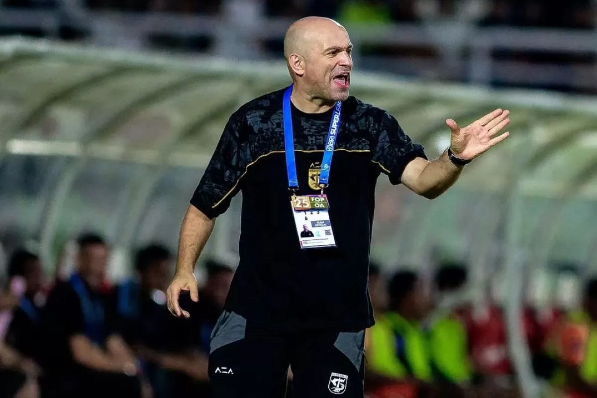 Pelatih Persebaya Bernardo Tavares di laga melawan Borneo FC di pekan ke-25 Super League 2025/26 (@officialpersebaya)