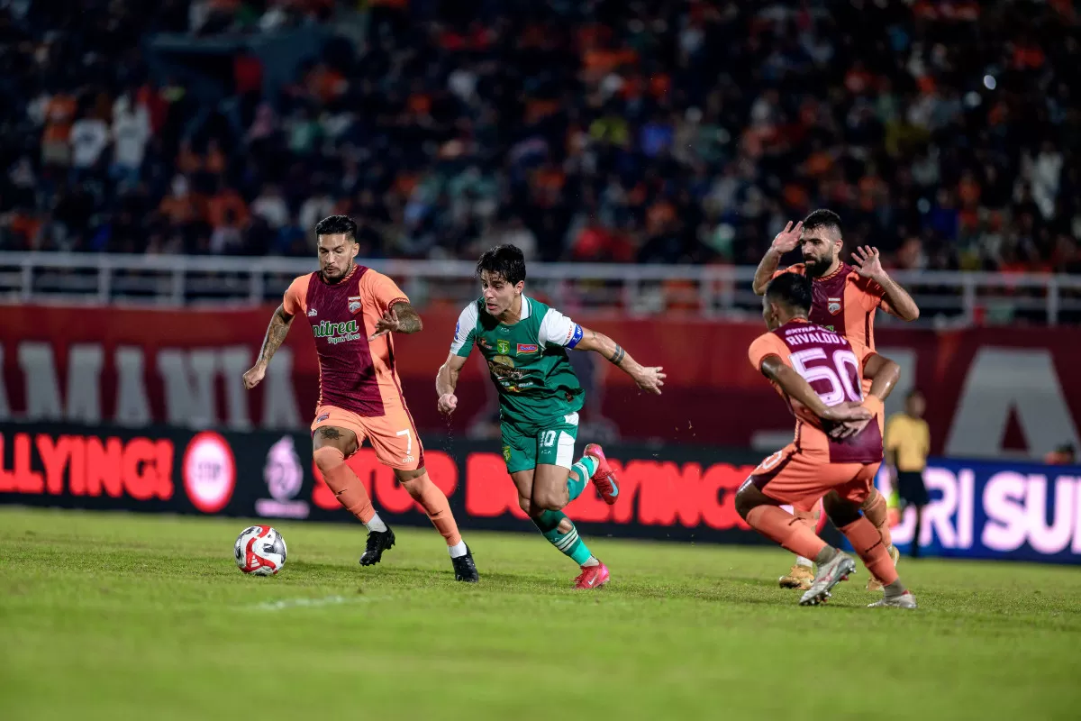 Kapten Persebaya Bruno Moreira berusaha melepaskan diri dari kawalan pemain Borneo FC (Persebaya)