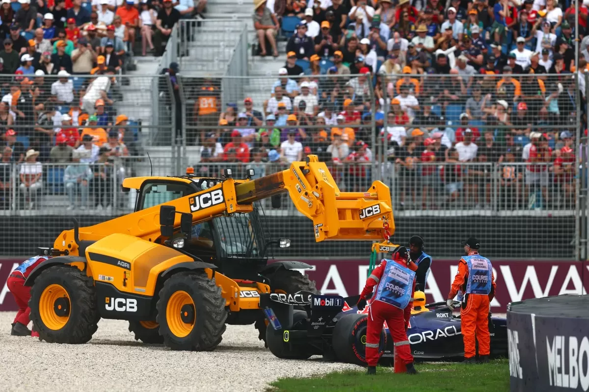 Marshal mengerek mobil Max Verstappen yang mengalami kecelakaan.