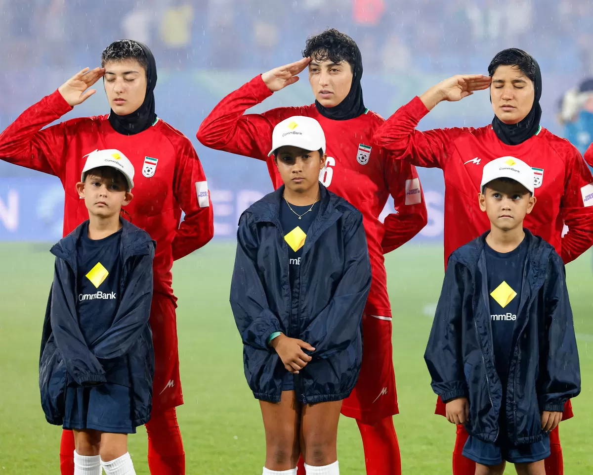  Tim sepak bola Iran tidak mau menyanyikan lagu kebangsaan.