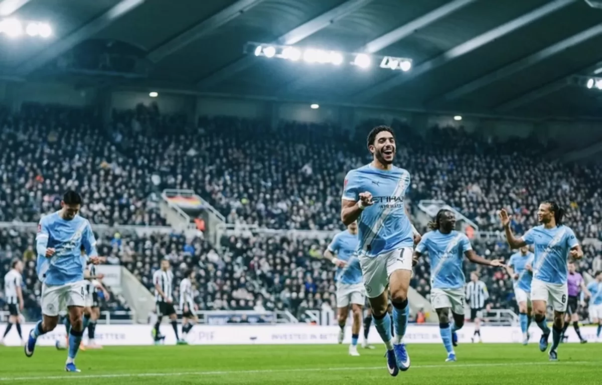 Manchester City mempertahankan gaya permainan penguasaan bola mereka yang familiar.