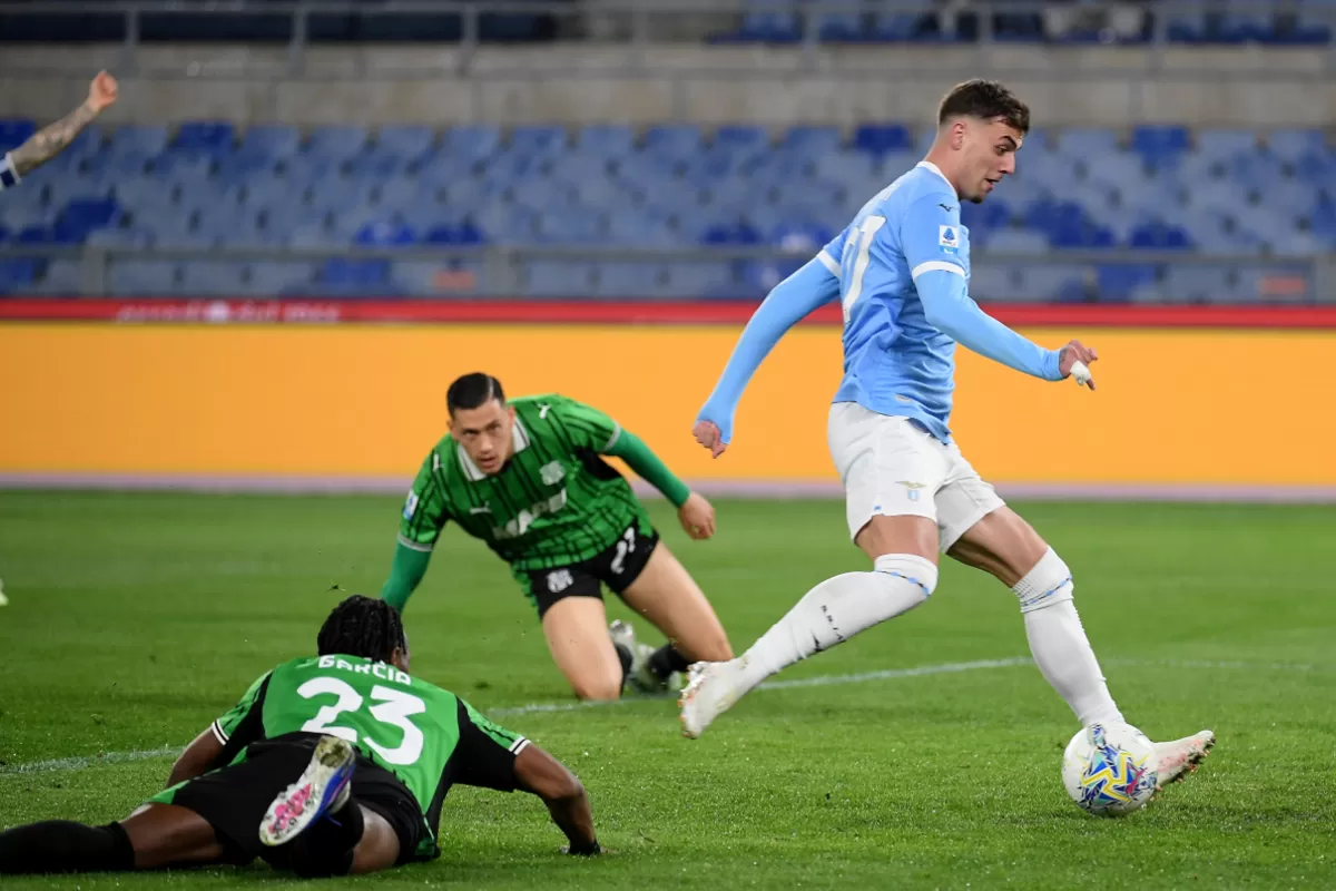 Pemain Lazio, Daniel Maldini keluar dari hadangan dua bek Sassuolo pada laga pekan 28. (FootballAmerika)