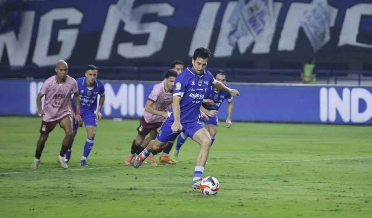Thom Haye cetak gol penalti ke gawang Persik Kediri di laga pekan ke-25 Super League 2025/26. (Persib/Barly Isham)
