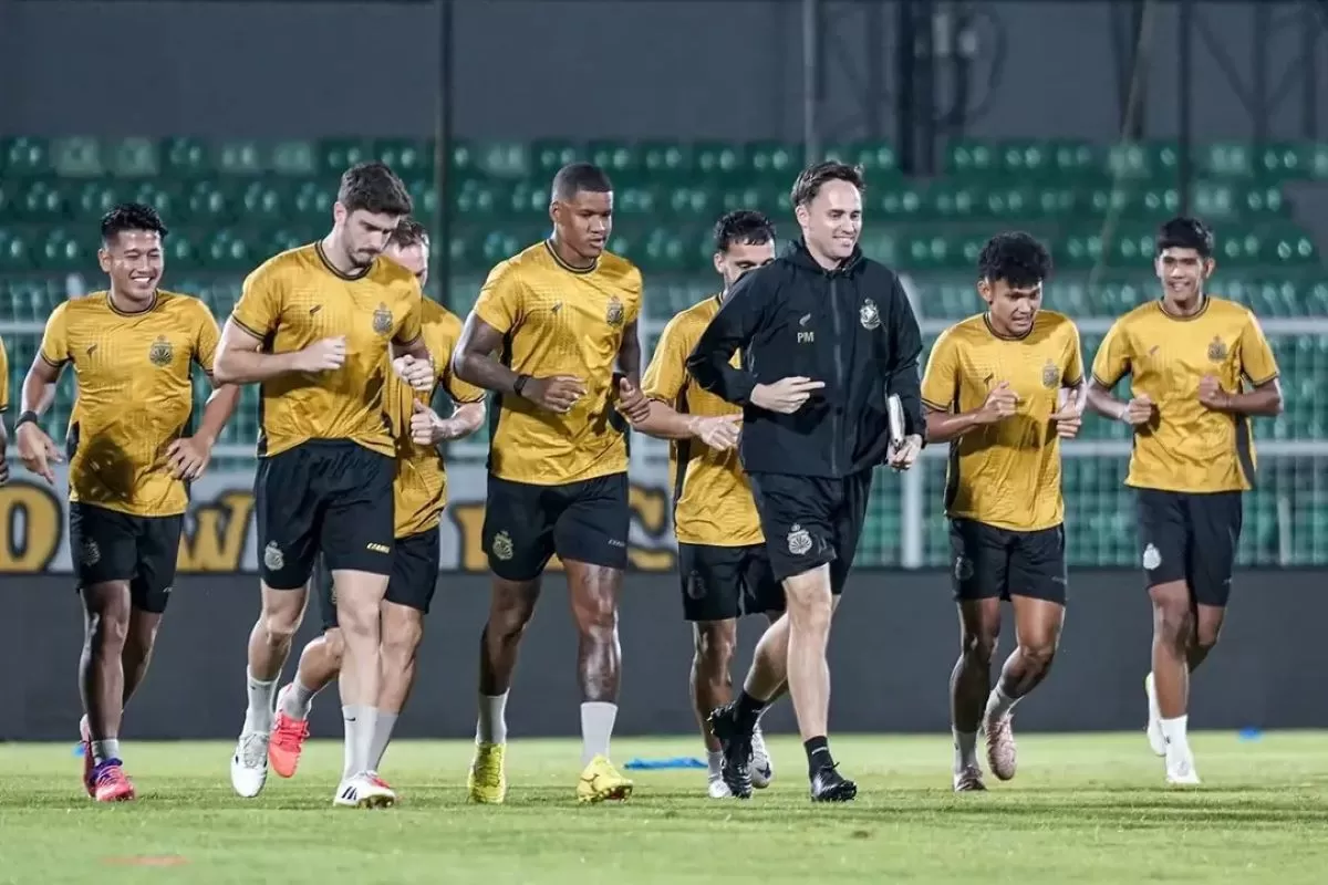 Paul Munster pimpin pemainnya jalani latihan jelang duel melawan Arema FC di pekan ke-25 Super League 2025/26 (@bhayangkarafc)