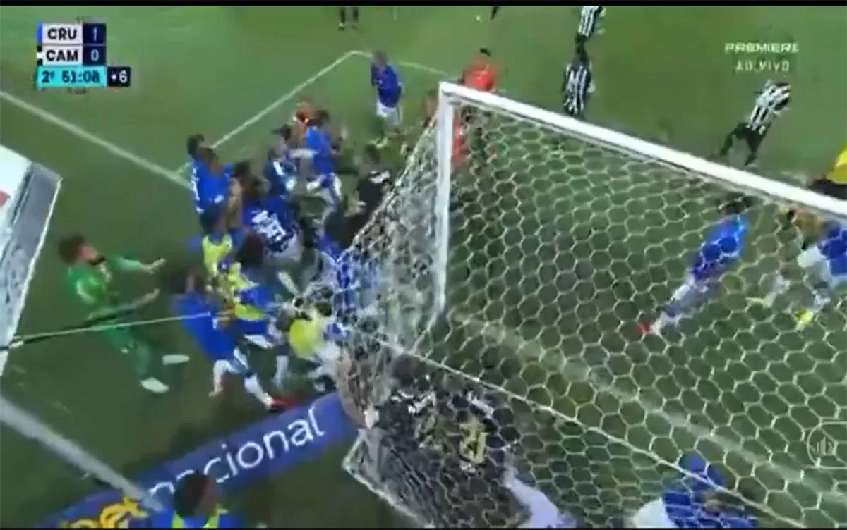 Pertandingan antara Cruzeiro dan Atletico Mineiro berakhir dengan perkelahian massal.