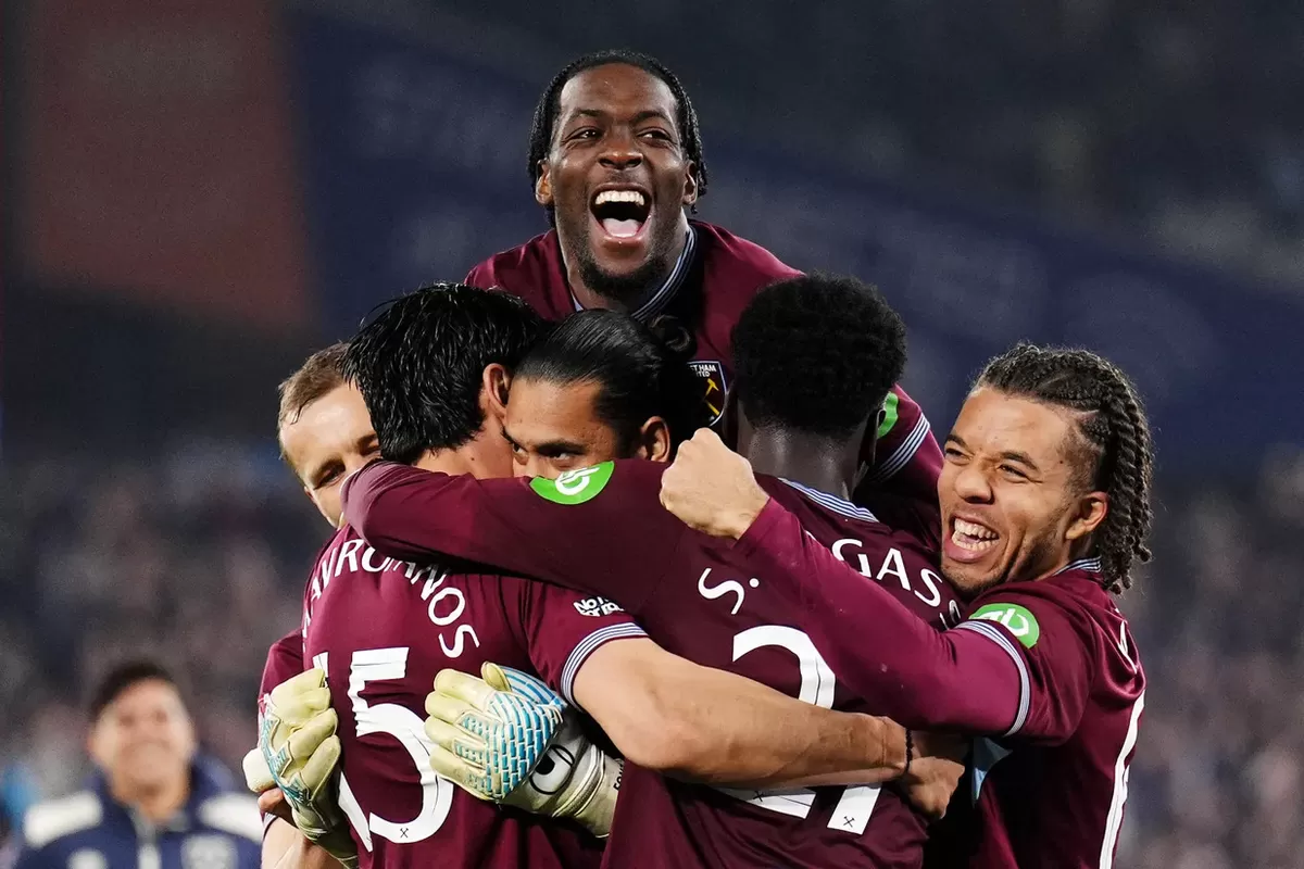 Euforia pemain West Ham, usai petik kemenangan 5-3 lewat adu pinalti atas Brentford di lanjutan FA Cup. Kemenangan itu membawa West Ham ke perempat final kejuaraan tersebut. (thesun)
