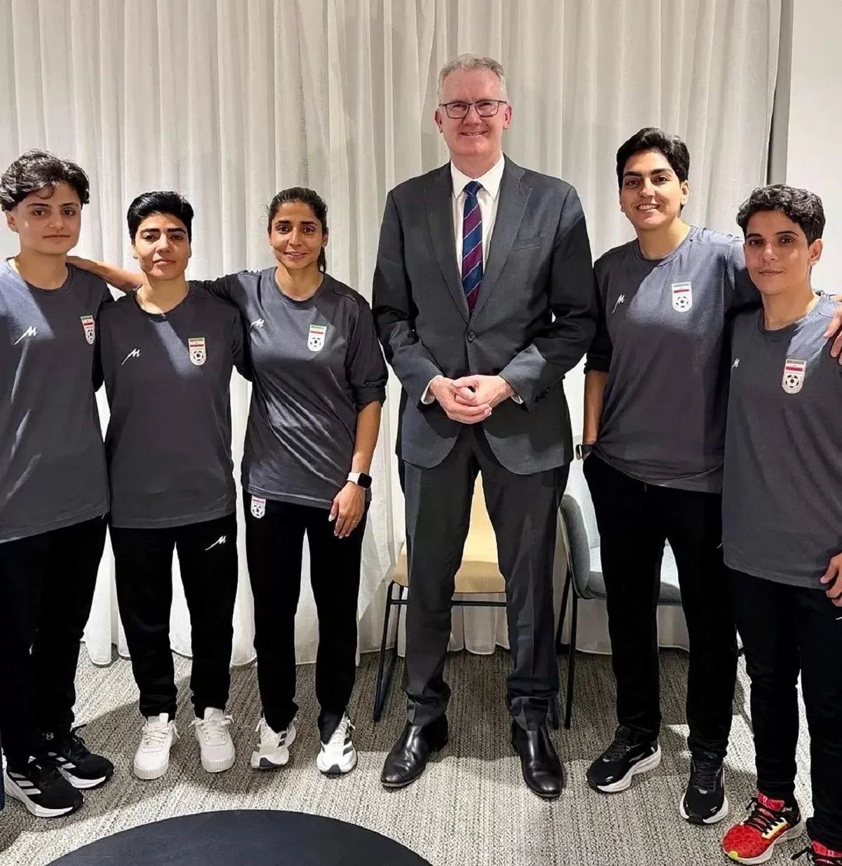 Lima pesepakbola wanita Iran mempertaruhkan nyawa dengan menolak menyanyikan lagu kebangsaan.