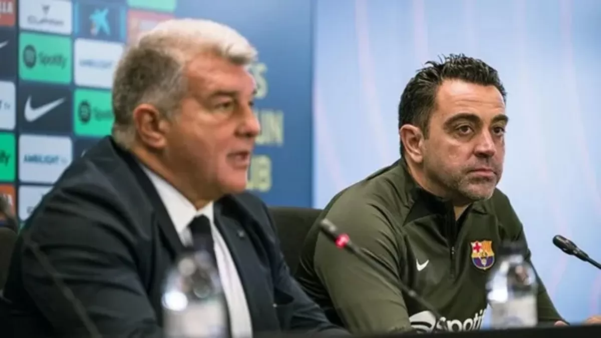 Xavi Hernandez berdiskusi dengan  mantan Presiden Barcelona Joan Laporta.