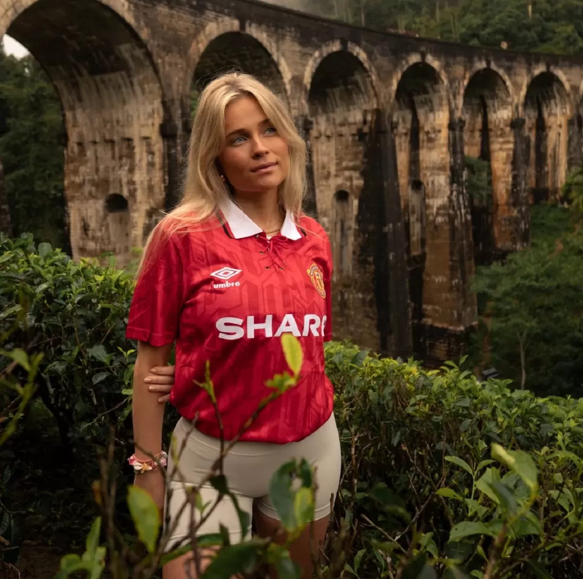 Therese Gudmundsen mengenakan kaus Manchester United dengan nama Cristiano Ronaldo dipunggung. (Instagram)