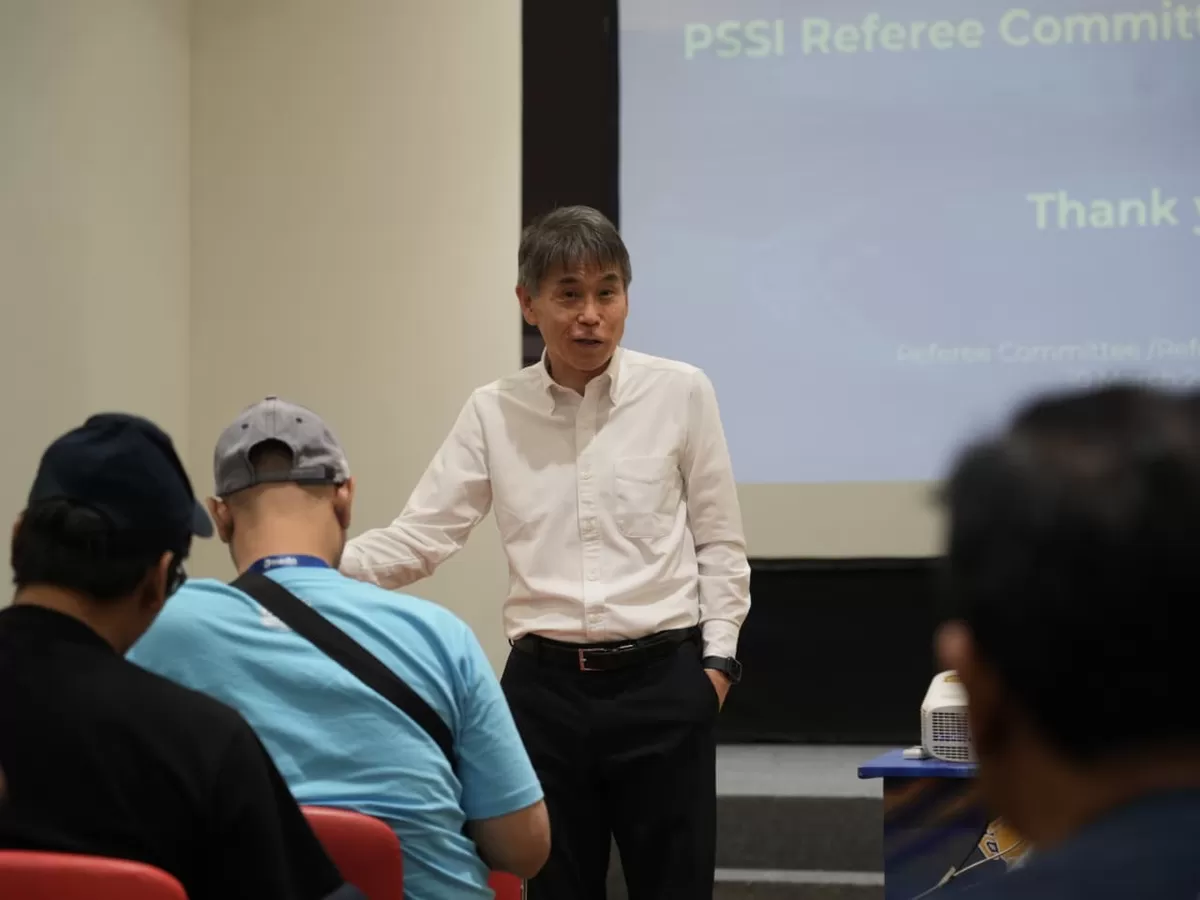 Ketua Komite Wasit dan Departemen Wasit PSSI, Yoshimi Ogawa memberikan update aturan baru dalam sepak bola dunia. (PSSI)