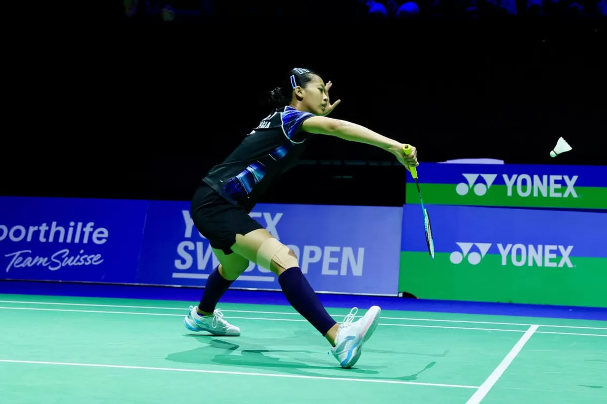 Putri Kusuma Wardani melakoni babak pertama Swiss Open 2026 dengan hasil meyakinkan. Unggulan pertama ini berhasil mengatasi tunggal India, yang pernah mengimbangi Okuhara dan Wang Zhi Yi. (PBSI)