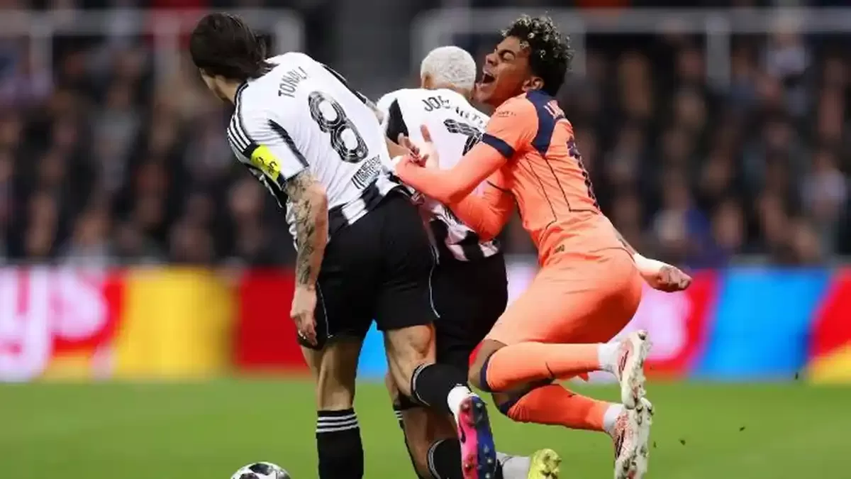 Pemain Barcelona, Lamine Yamal dilanggar pilar Newcastle pada leg pertama babak 16 besar Liga Champions 2025/26. (Newcastle)