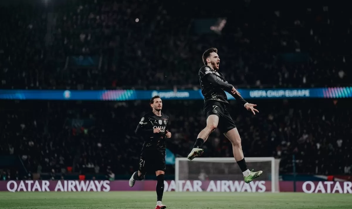 Pemain PSG Khvicha Kvaratskhelia melakukan selebrasi usai bobol gawang Chelsea di Liga Champions 2025/26. (PSG)