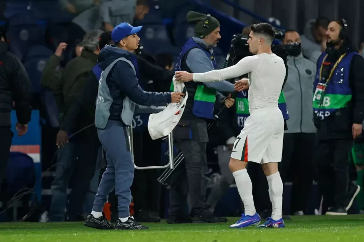 Pedro Neto memberikan jersey kepada anak gawang PSG yang didorongnya hingga jatuh dalam kekalahan telah Chelsea di Liga Champions. 