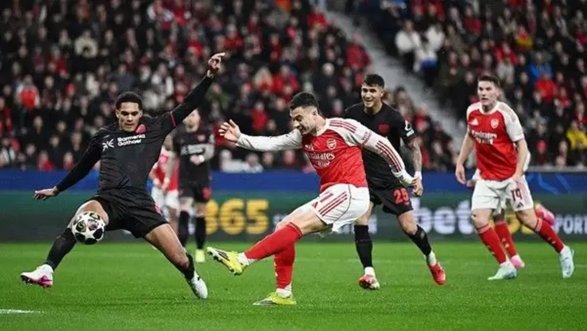 Kai Havertz melakukan penalti ke gawan Leverkusen pada laga leg pertama 16 besar Liga Champions 2025/26. (Getty Images)