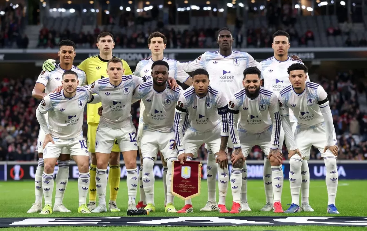 Para pemain LOSC Lille  berfoto bersama sebelum bertanding melawan Aston Villa di. Hasil tipis 1-0 ini gagal memberikan LOSC Lille keuntungan di leg kedua.  (Football Italia)