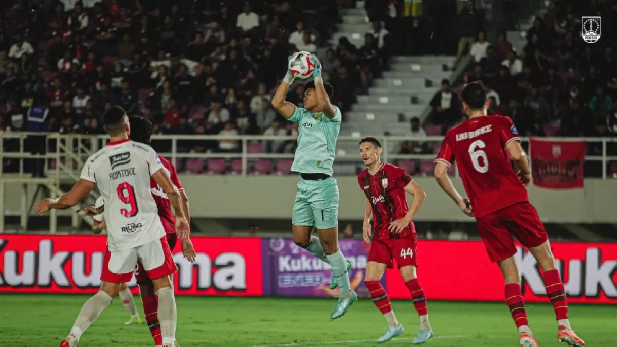 Aksi kiper M Riyandi di laga Persis Solo vs Bali United FC di pekan ke-25 Super League 2025/26 (Persis Solo)
