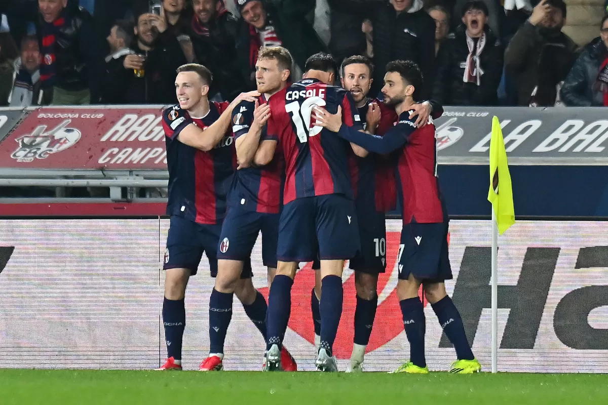 Para pemain Bologna FC merayakan gol yang dibuat oleh Federico Bernardeschi ke gawang AS Roma. Pertandingan 16 besar UEFA Europa League berakhir imbang 1-1. (Football Italia)