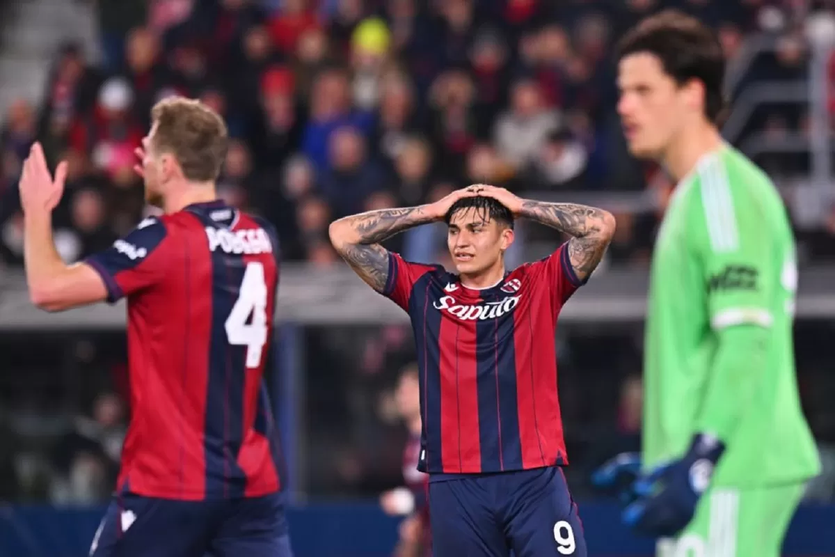 Santiago Castro dari Bologna bereaksi selama pertandingan leg pertama babak 16 besar UEFA Europa League melawan Roma.