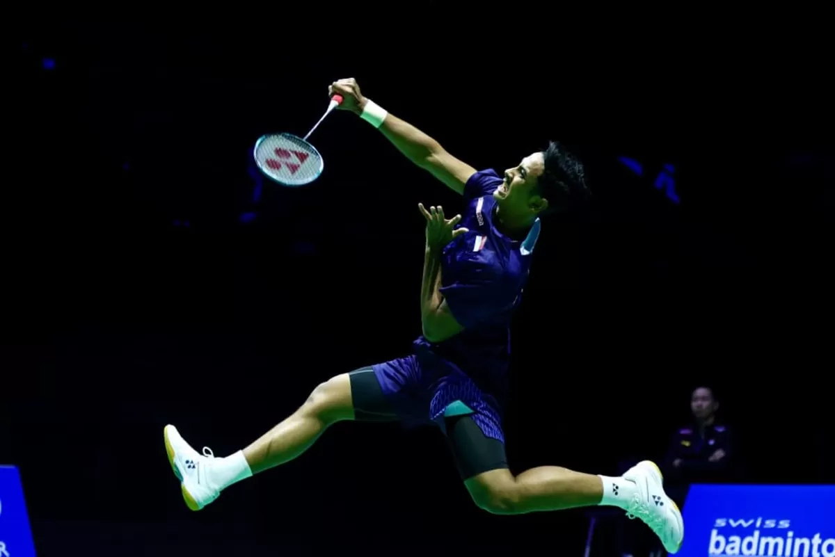 Tunggal muda Indonesia, Alwi Farhan melaju terus ke perempat final Swiss Open 2026 untuk menjaga asa juara di turnamen Super 300 itu.  (PBSI)