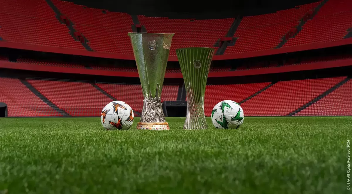 Gambar trofi dan bola Liga Europa UEFA serta Liga Konferensi UEFA.  (Decathlon United Media)
