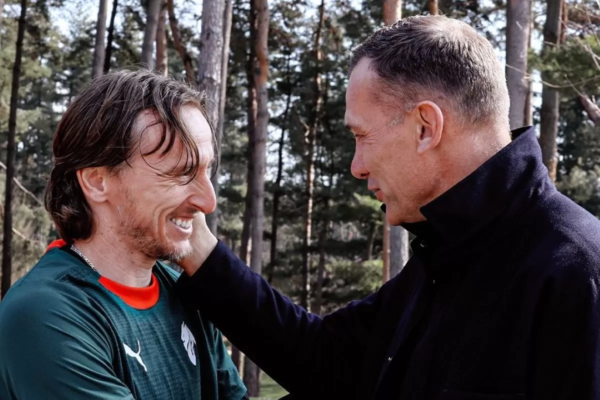 Andriy Shevchenko (kanan) bertemu dengan Luka Modric di Milanello (@acmilan)