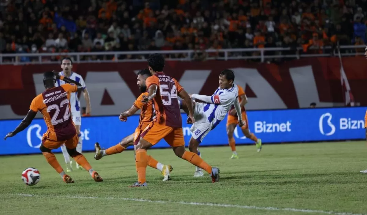 Adam Alis cetak gol ke gawang Borneo FC di laga tunda pekan ke-21 di Stadion Segiri (Persib/Barly)