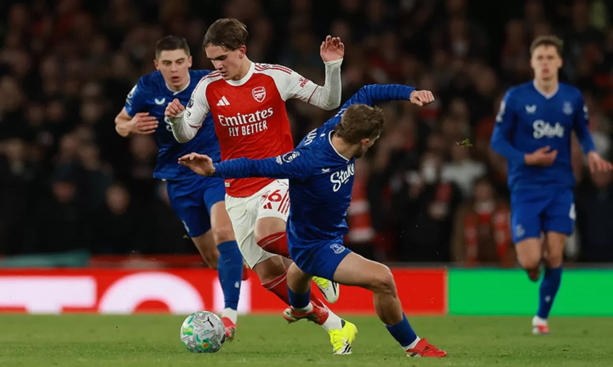 Pemain Muda berbakat Arsenal, Max Dowman mengecoh beberapa pemain Everton.