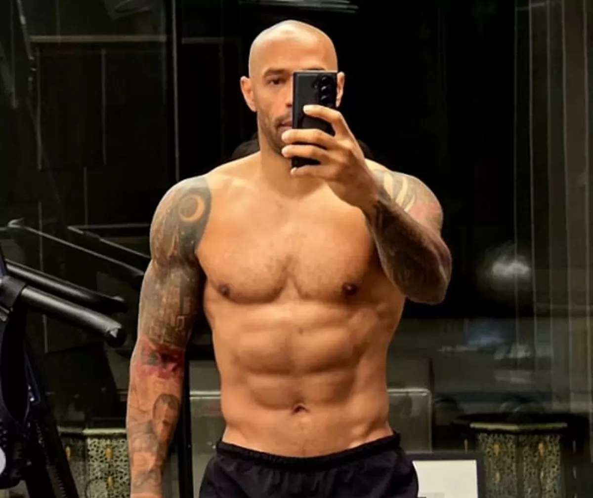 Legenda Arsenal Thierry Henry masih memukau penggemar dengan memamerkan fisiknya yang sangat bugar.