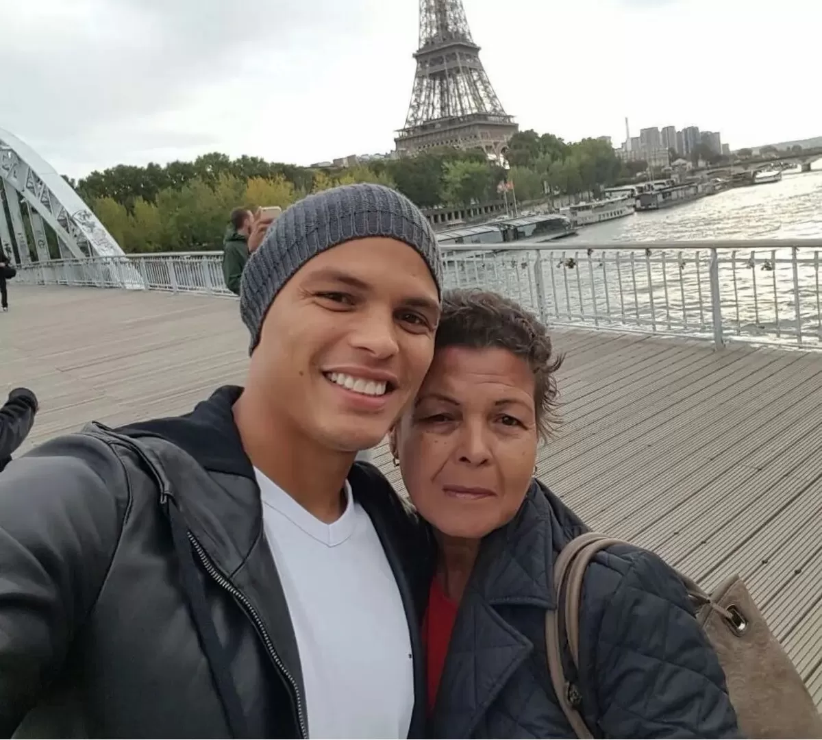Thiago Silva memberikan penghormatan yang emosional kepada ibunya tercinta dengan pesan yang memilukan.