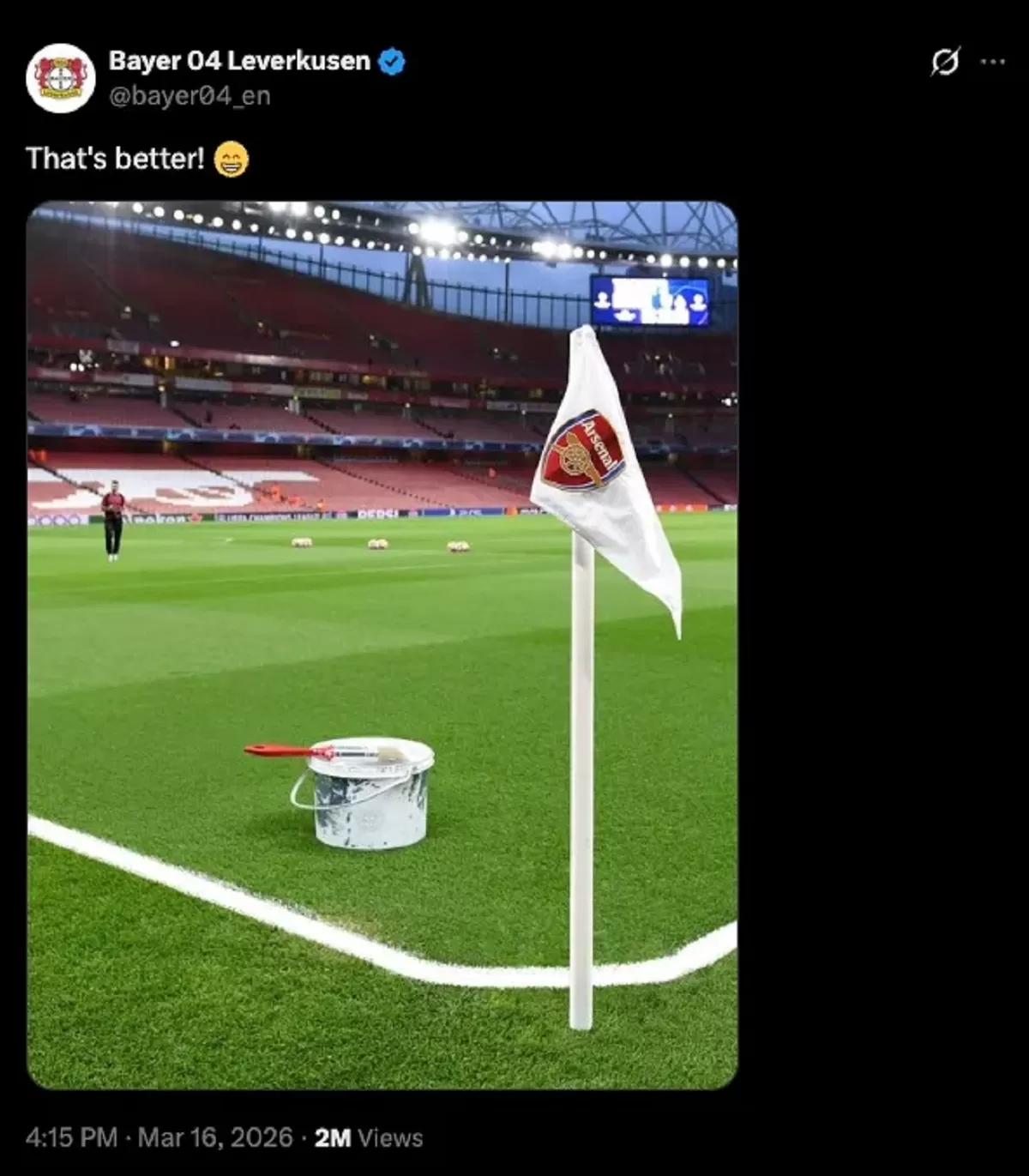Akun resmi Leverkusen memposting foto bendera sudut Arsenal. (x)