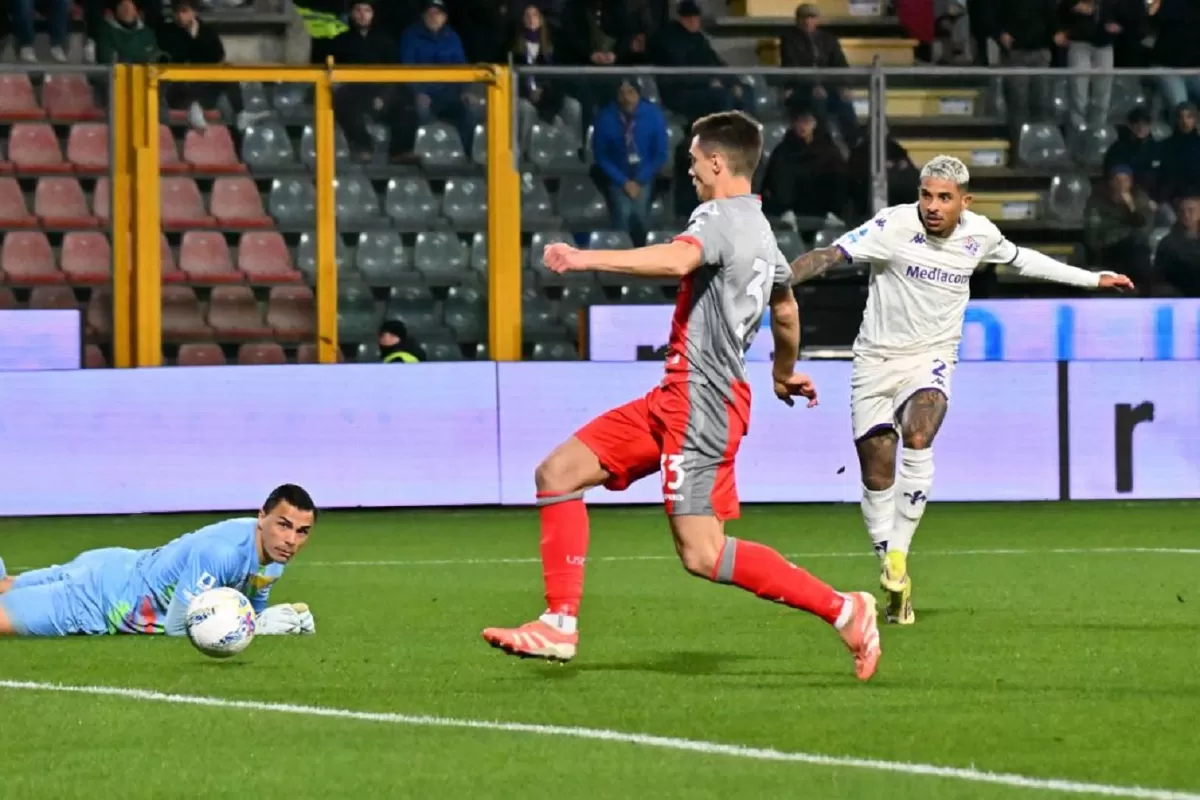 Emil Audero hanya bisa memandang saat bola didorong masuk ke gawang oleh Dodo.
