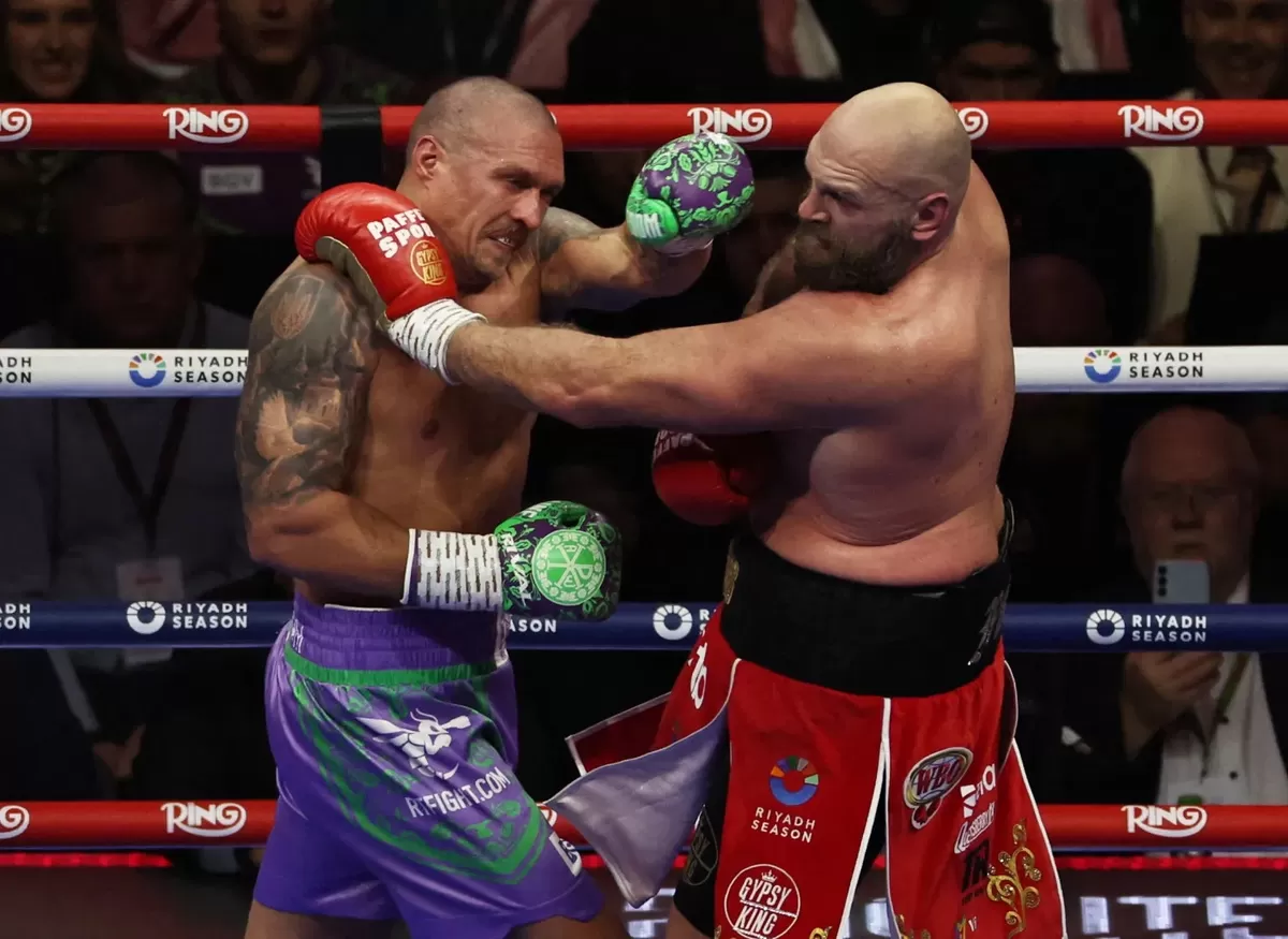 Oleksandr Usyk (kiri) dua kali mengalahkan Tyson Fury pada 2024.