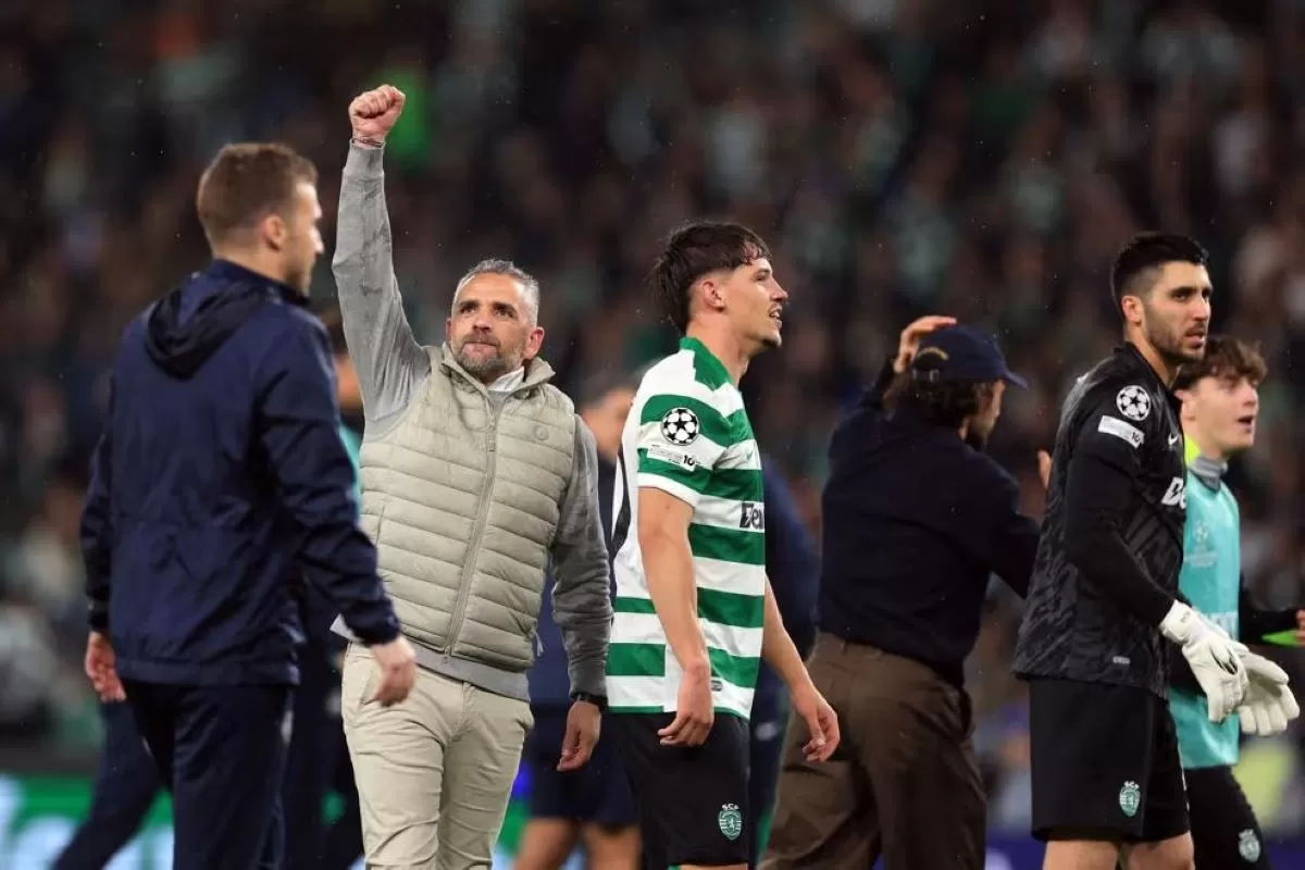 Rui Borges pelatih Sporting CP kepalkan tangan penuh kegembiraan setelah mengalahkan Bodo/Glimt 5-0. (UEFA)