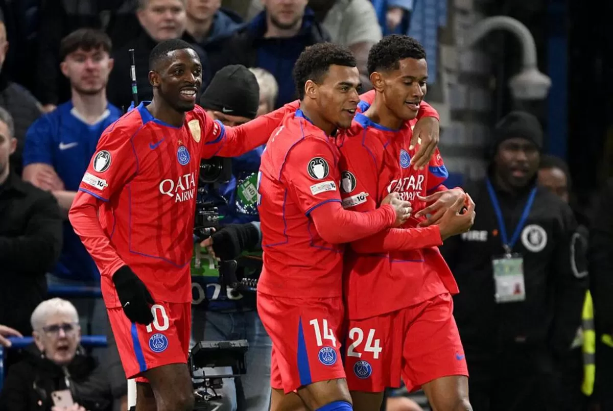 Pemain Paris Saint-Germain merayakan kemenangan mereka atas Chelsea di babak 16 besar UEFA Champions League 2026. PSG menang agregat 8-2 dan membuka peluang mempertahankan gelar juara. (UEFA.com)