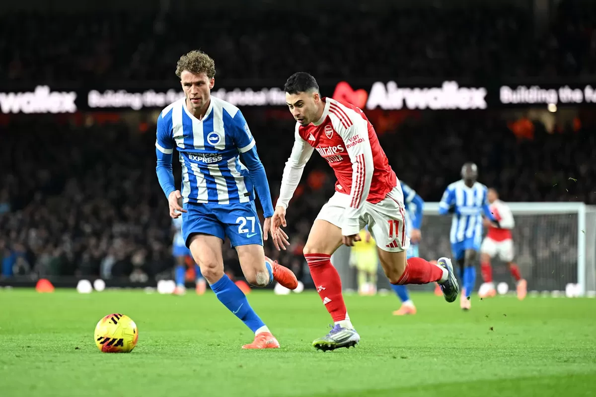 Brighton menuntut penalti atas pelanggaran yang dilakukan Gabriel Martinelli terhadap Mats Wieffer (kiri). ( Arsenal FC/Getty Images)