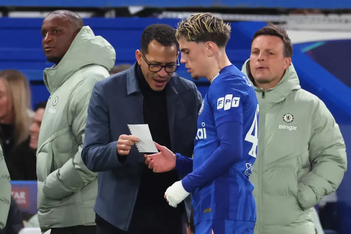 Liam Rosenior menunjukkan catatannya kepada Alejandro Garnacho di akhir saat Chelsea dipermak PSG di babak 16 besar Liga Champions.