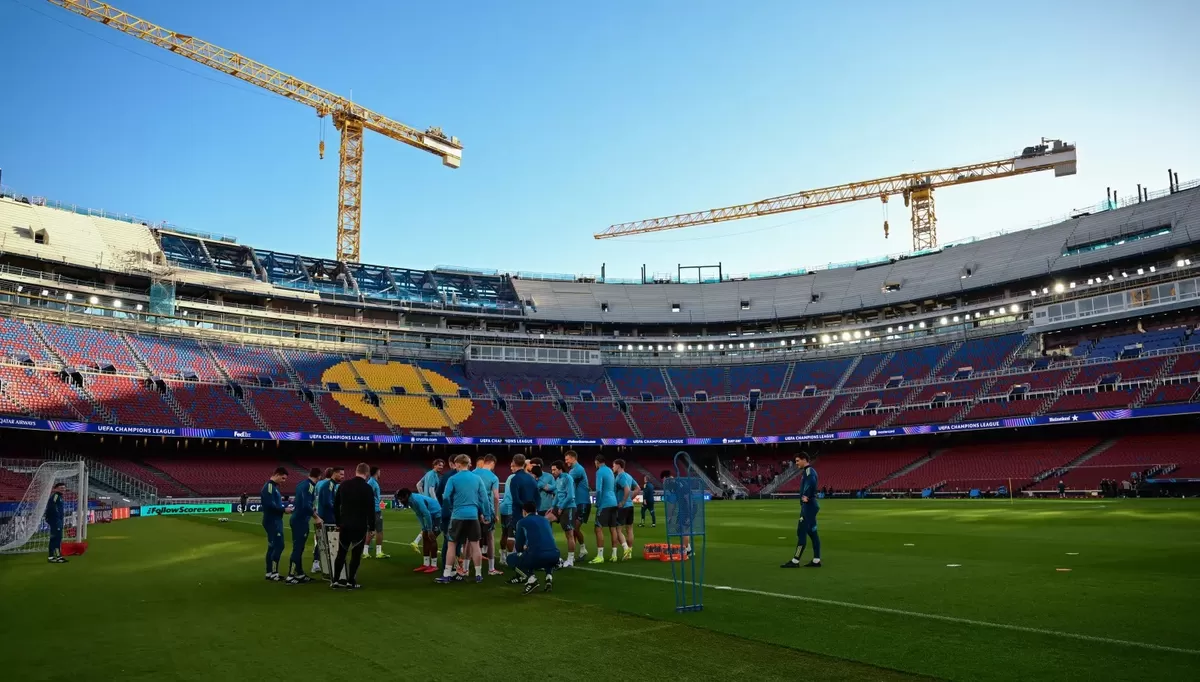 Alat berat masih terlihat di Stadion Nou Camp saat tim Barcelona berlatih.